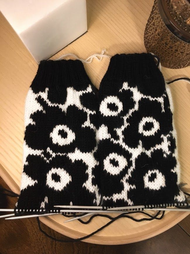 Itse laitoin tikapuun aina neljän silmukan jälkeen Knitted Mittens Pattern, Fair Isle Knitting Patterns, Knit Stitch Patterns, Knit Mittens, Sweater Pattern, Knitting Designs, Love Knitting, Knitting Videos, Knitting Techniques