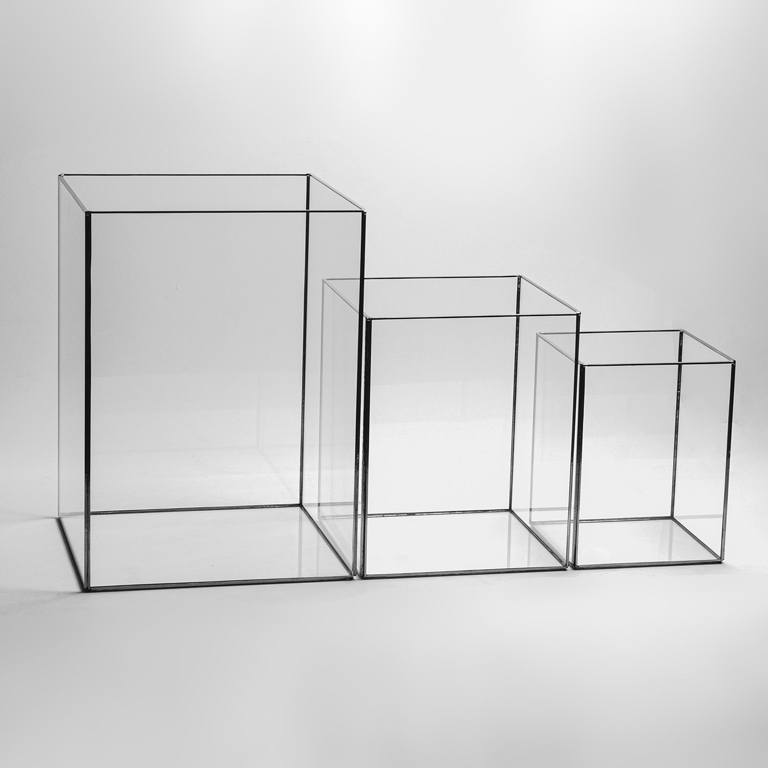 1 Adet 35 Cm X 25 Cm X 25 Cm1 Adet 30 Cm X 20 Cm X 20 Cm1 Adet 25 Cm X 15 Cm X 15 Cm3Mm Düz Cam Kullanılarak Vitrayın Tiffany Tekniği İle Tamamen El İşçiliği Olarak Üretilmiştir.Üst Kısmından Bir Bölümün Açık Olması Sayesinde İçi Boş Yada Tanzim Edilerek Kullanılabilir. Glass Candle Holders, Hollow, Stained Glass, 1 Piece, Upper, Candles, Handcraft, Piecings, Design