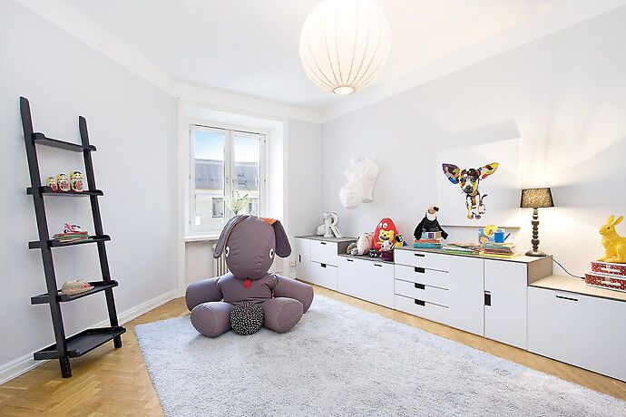 Bilder, barnrum, leksak, matta, hylla, byrå, taklampa hemnet ...