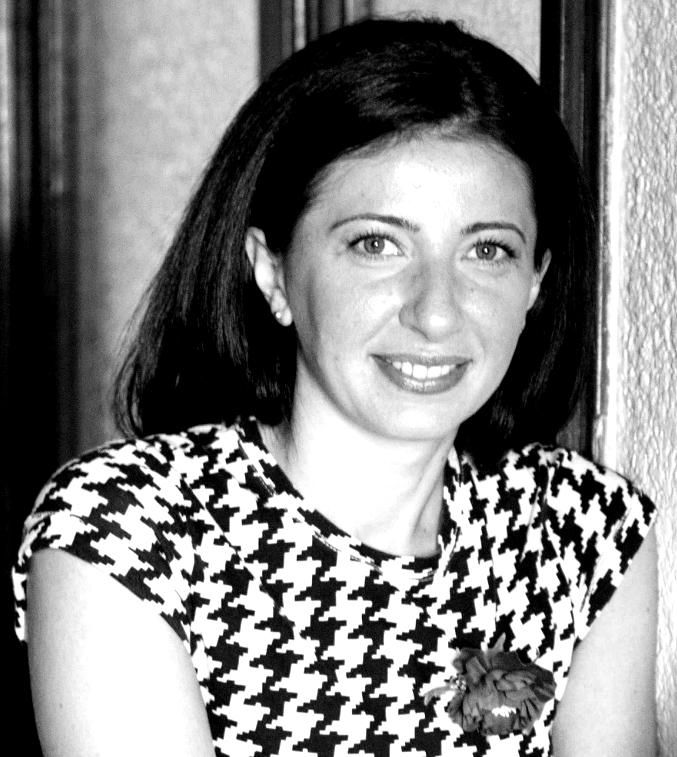 Cred că pe măsură ce evoluăm și fricile noastre se schimbă. Își schimbă obiectul. Fiind un mecanism de supraviețuire, frica se activează când percepem un pericol real și totuși, omul modern trăiește o paletă largă de frici care nu se regăsesc ca factor amenințător real. Blouse, Modern, Women's Top, Tops, Fashion, Moda, Trendy Tree, Fashion Styles, Blouses