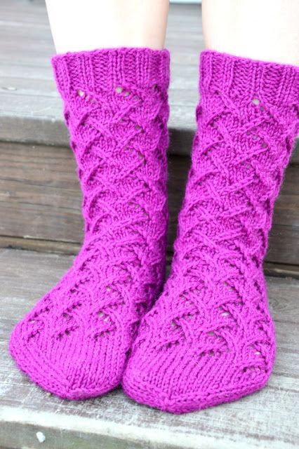 Pitkäperjantaina törmäsin netissä tähän paljon kudottuun malliin etsiessäni jotain uutta puikoille. Malli on nimeltään Sirkka. Facebookin ... Knitting Stiches, Sock Knitting Patterns, Diy Knitting, Handmade Knitting, Knitting Projects, Knitting Socks, Knit Socks, Unique Knitwear, Knitwear Fashion