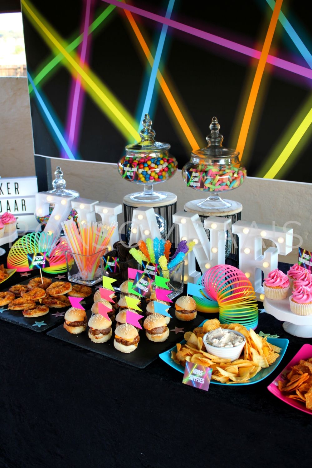 An Awesome Neon Glow-in-the-Dark Party for a 13-Year Old Glow Party Food, Glow Birthday Party Ideas, Bday Party Theme, 13th Birthday Parties, Birthday Party Tables, Glow Party Ideas For Adults, 10th Birthday, Adult Glow Party, Party Ideas For Teenagers