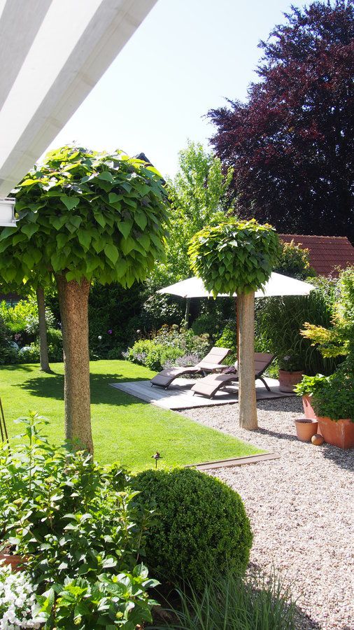 Klare Linien und Kies im Garten, sehr gemütlich und aufgeräumt ... Klare Linien und Kies im Garten, sehr gemütlich und aufgeräumt ...