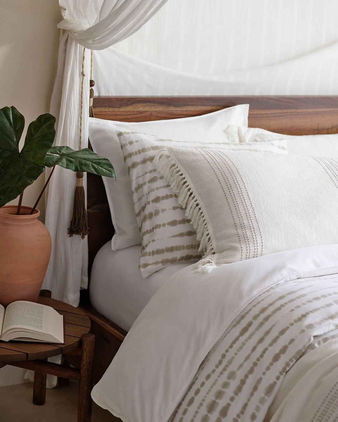 Hm Home On Instagram Give Your Bed An Easy Style Update With Our New Crisp Linens Hmhome Bedlinen Duvet Cover Sets Beige Duvet Covers Cream Duvet Covers