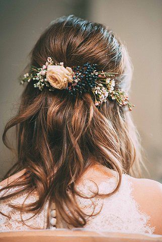 Wie man perfektes Hochzeitshaar für einen atemberaubenden Brautlook bekommt - Bridal Crowns #bridalhairflowers