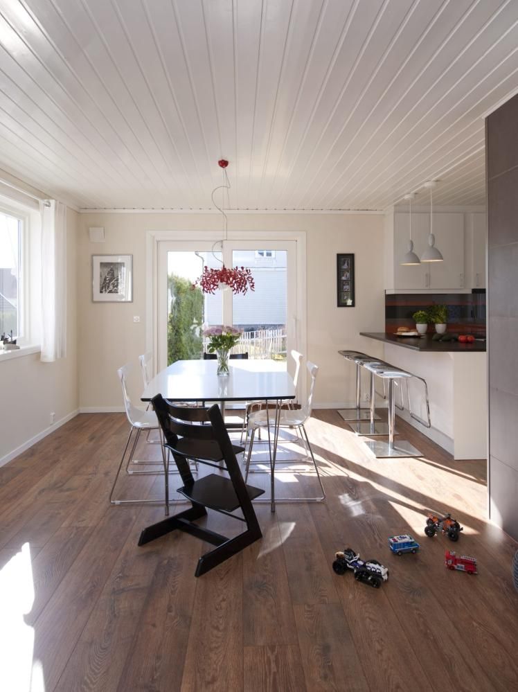 Lys spisestue: vinduer til venstre, høyre og rett frem gjør at ... Spisestue lys