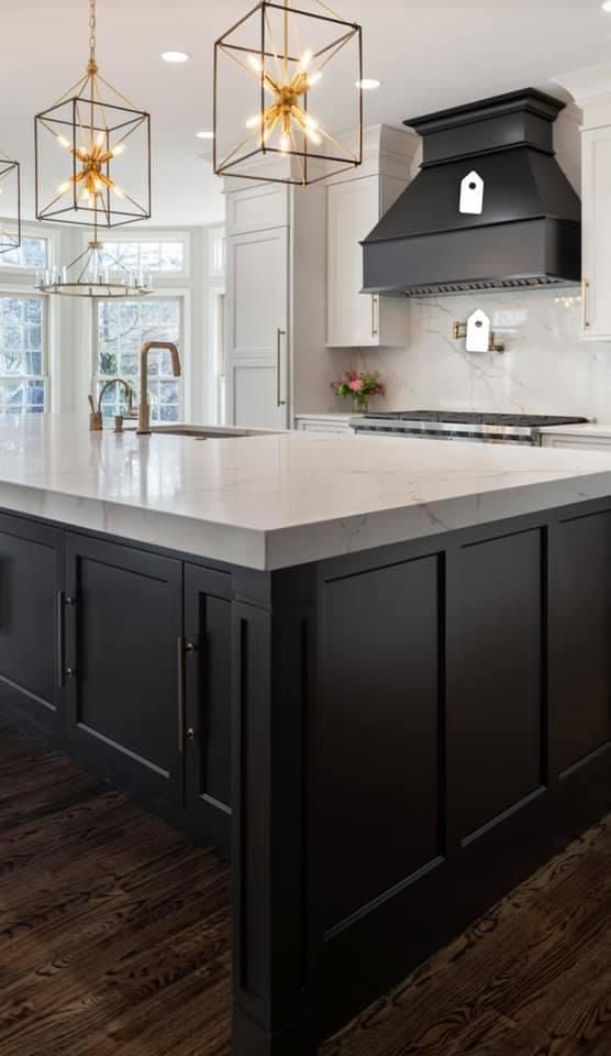 15 Beautiful Black Kitchens That Will Make You Want to Move to the Dark Side Modern Farmhouse Kitchens, Black Kitchens, Home Kitchens, Fancy Kitchens, New House - Kitchen, Home Decor Kitchen, Kitchen Ideas, Moody Kitchen, Glam Kitchen
