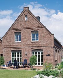 Backstein zwischen Tradition und Moderne: Ein ungewöhnlicher Neubau mit drei si...