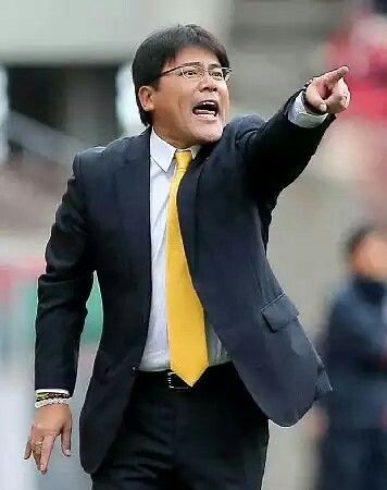 手倉森誠監督 Ray Ban Clubmaster, Ray Bans, Mens Sunglasses, Square Sunglass, Blazer, Nice, Jackets, Style, Fashion