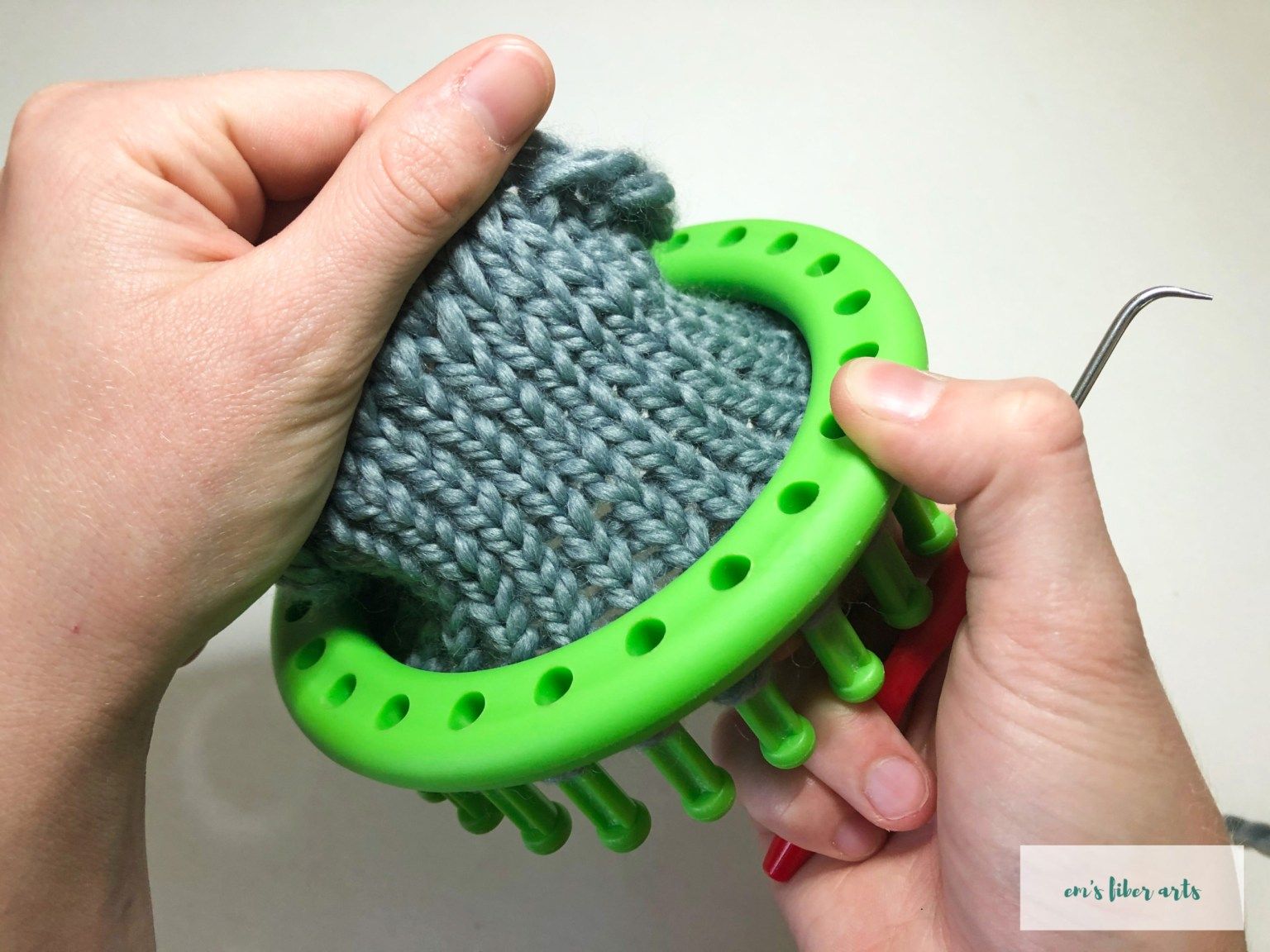 Learn To Loom Knit: Fingerless Gloves Tutorial | Em's Fiber Arts Loom Knitting Blanket, Round Loom Knitting, Loom Knitting Stitches, Knifty Knitter, Loom Knitting Projects, Machine Knitting, Knitting Tutorials, Knitting Ideas, Crochet Projects
