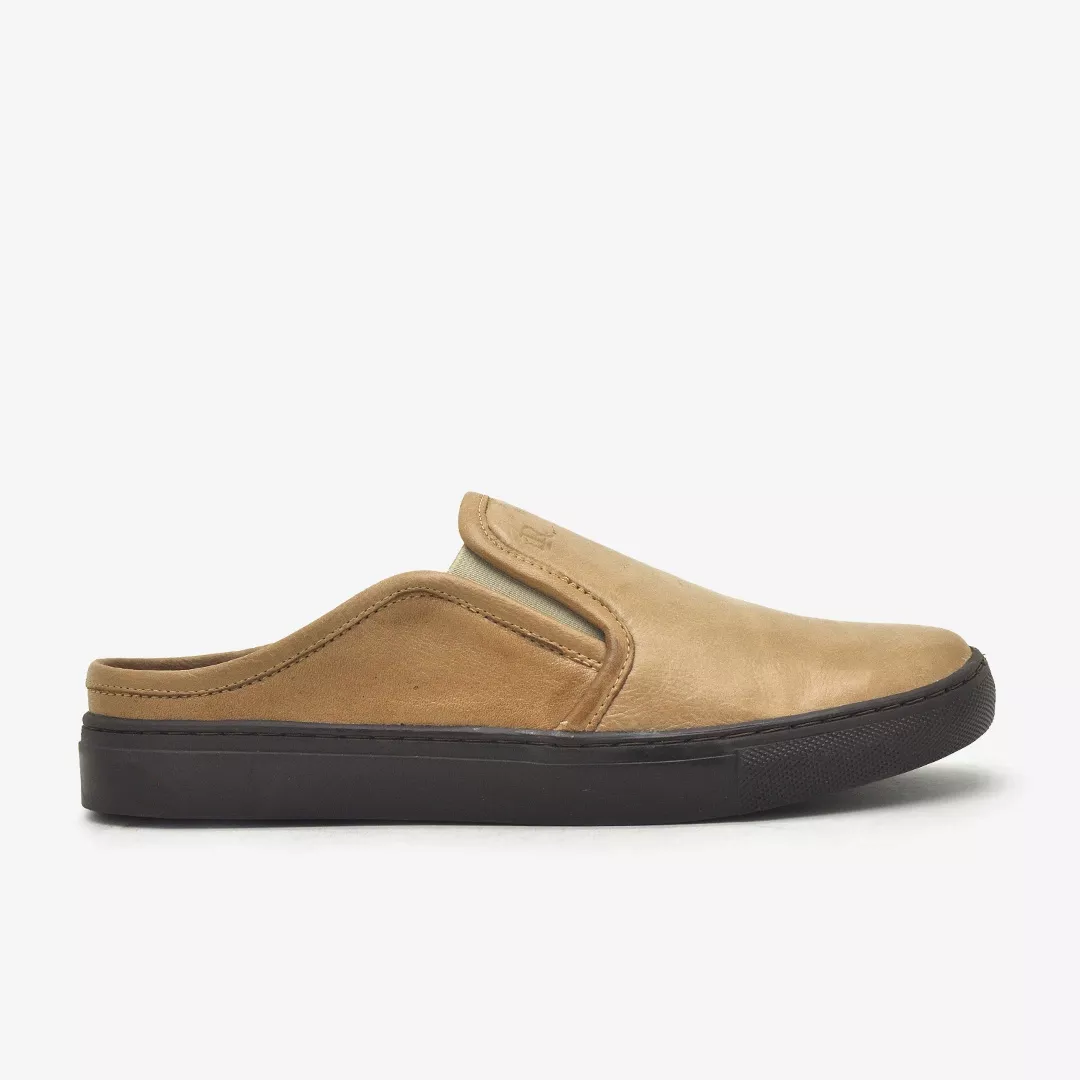 Mule Masculino Stratus Areia em Couro, conforto, calce perfeito em virtude de formas testadas e aprovadas, solado colado, prensado e costurado no cabedal, aderência excelente ao solo, todo forrado, feito a mão, fácil de calçar.VÍDEO REVIEW - DESCRIÇÃO EM VÍDEO Stratus, Slip On Sneaker, Loafers, Sneakers, Shoes, Products, Fashion, Male Shoes, Black Leather