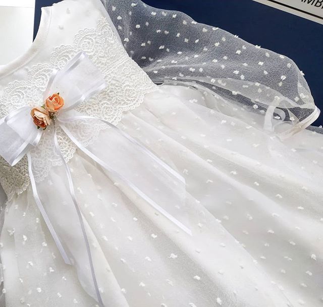 Con manguitas blanco hueso elaborado en organza bordada con apliques de Guipur Bordado y moño floral de organza prendedor para colocar a gusto (color a elegir) Ideal para Bautismo y Fiesta Dreamy formal dress with sleeves ideal for Baptism and Party. Beautiful embroidered details . . #modainfantil #vestidoscomunion #fiestadecumpleaños #argentina #babyootd #vestidosparabebes #minifashionista #babydresses #vestidosparaniñas #girlootd #bautismos #telas #minifashion #primercumpleaños #bautizos #tel Mono Floral, Flower Girl Dresses, Girls Dresses, Tulle Skirt, Beautiful, Wedding Dresses, Skirts, Instagram, Fashion