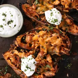 Chipotle Chicken Sweet Potato Skins 2 Sweet Potato Skins Recipe, Crispy Potato Skins, Sweet Potato Spinach, Chicken Sweet Potato, Cheesy Recipes, Chicken Recipes, Free Recipes, American Appetizers, Healty Dinner