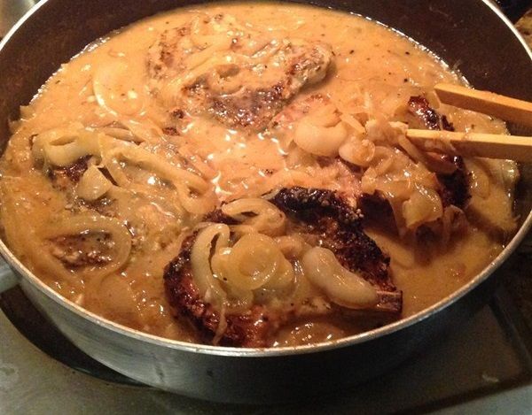 Comfort food is a year-round trend, but it’s ultra-appropriate when the temps turn chilly. Smothered dishes are the ultimate comfort food, a Southern-inspired shorthand way of saying “pour gravy or sauce or cheese all over whatever you’re cooking.” Here are some of our most popular “smothered” dishes that’ll warm you up right down to your … Healthy Snacks Recipes, Pork Recipes, Cooking Recipes, Cooking Pork, Cooking Ideas, Chicken Recipes, Southern Comfort Recipes, Southern Cooking, Baking Pan Sizes