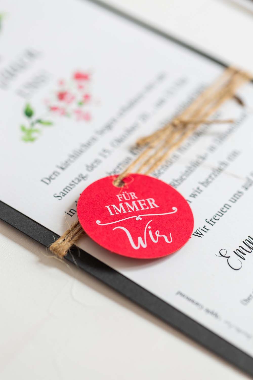Einladungskarten Hochzeit Mit Anhänger Romantische Einladungskarte mit Blumenaquarell, Anhänger und Naturband