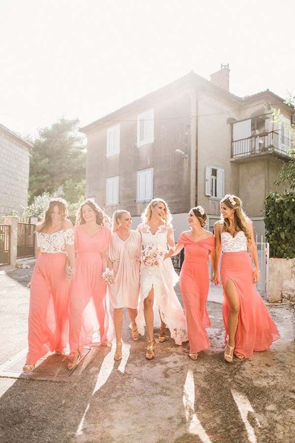 Vibrante, mas suave, com toque animador e afirmativo. São estas as características apontadas pela Pantone para eleger a cor do ano: living coral Coral Wedding Cakes, Coral Bouquet Wedding, Peach Wedding, Wedding Bridesmaids, Romantic Wedding, Coral Bridesmaids, Coral Weddings, Bridesmaid Style, Bridal Bouquet