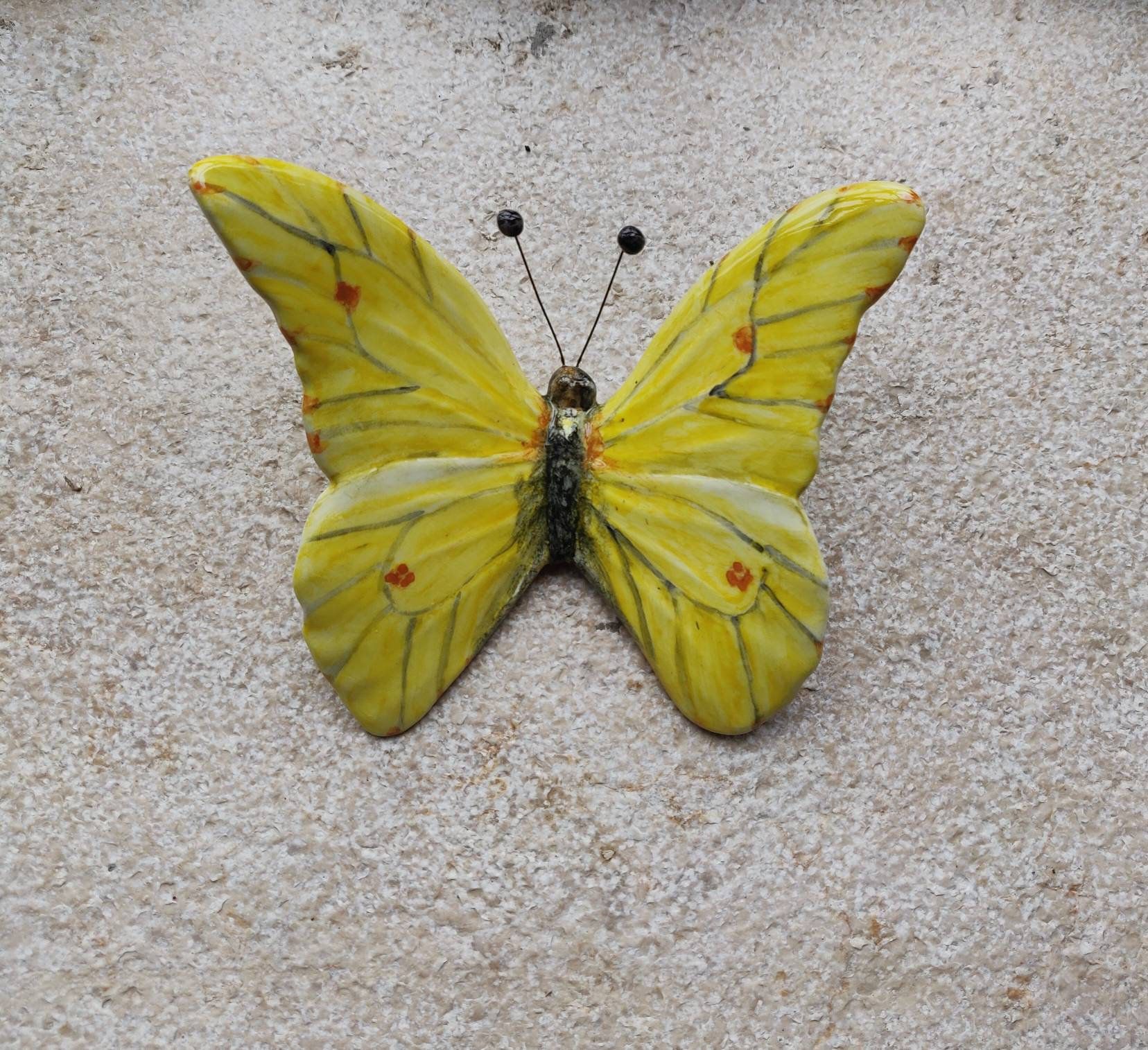 Farfalla piccola in ceramica dipinta a mano gialla e verde Farfalla piccola in ceramica dipinta a mano gialla e verde