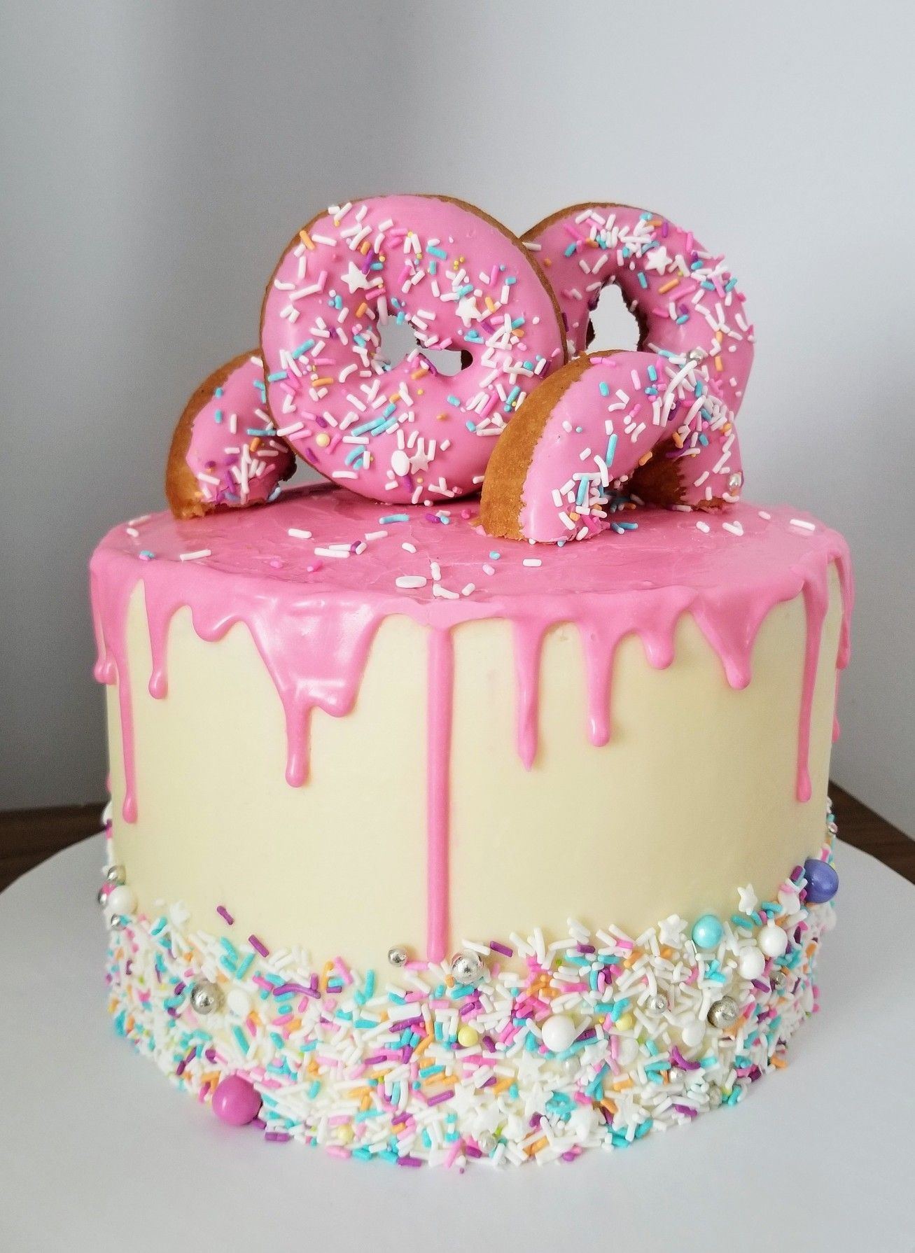 Candy Theme Birthday Party, Donut Themed Birthday Party, Birthday Donuts, Cute Birthday Cakes, 2nd Birthday, Bday, Birthday Ideas, Cake Donuts, Cupcake Cakes