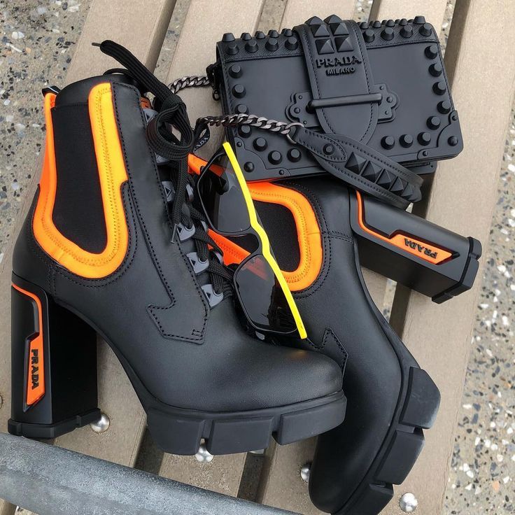 l image contient peut etre chaussures et bottes bottes chaussures contient limage peutetre chaussures prada chaussure mode chaussure