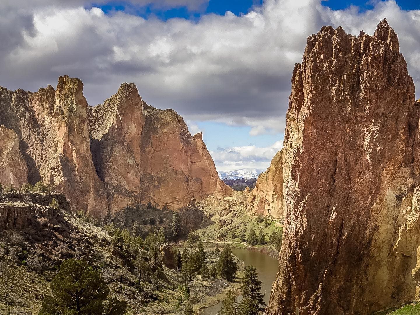 Smith Rock... . . . . . #artofvisuals #earth_deluxe #naturephoto #bestoforegon #EarthVisuals #focalmarked #natureaddict #gottalove_a_ #rsa_rural #exploreoregon #nature_wizards #unlimitedplanet #nature_brilliance #instanaturelover #watchthisinstagood #conqueroregon #naturediversity #oregonexplored #landscape_captures #nature_prefection #iphoneography #iphoneonly #pnwonderland #awesome_earthpix #allnatureshots #awesomeearth #ourplanetdaily #oregonnw #iphoneography #fantastic_earth #iphonesia