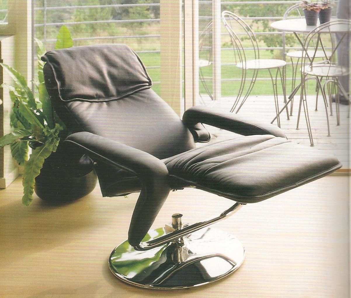 The "New" trend from IMM Cologne 2015, which Steen Ostergaard already developed in the early 80'ies! He made many variations of it, here you see the model Candis, in a soft leather with a shiny foot and the body balance system. A perfect TV chair for the home cinema -or where would you use it? The chair is the first chair with synchronized movement of back and footrest, always in balance without using handles. The Principe is developed and constructed by Steen Ostergaard and patented worldwide. Tv Chair, Recliner Chair, Modern Media Room, Perfect Tv, Body Balance, Home Cinemas, Ways To Relax, Ideal Home, New Trends