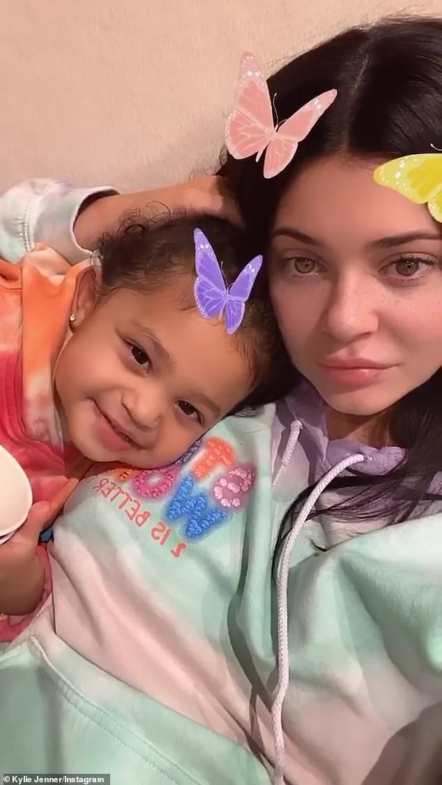 Mother And Daughter Kylie Poses With Stormi In A Happy Snap Looks Kylie Jenner Mode Kylie