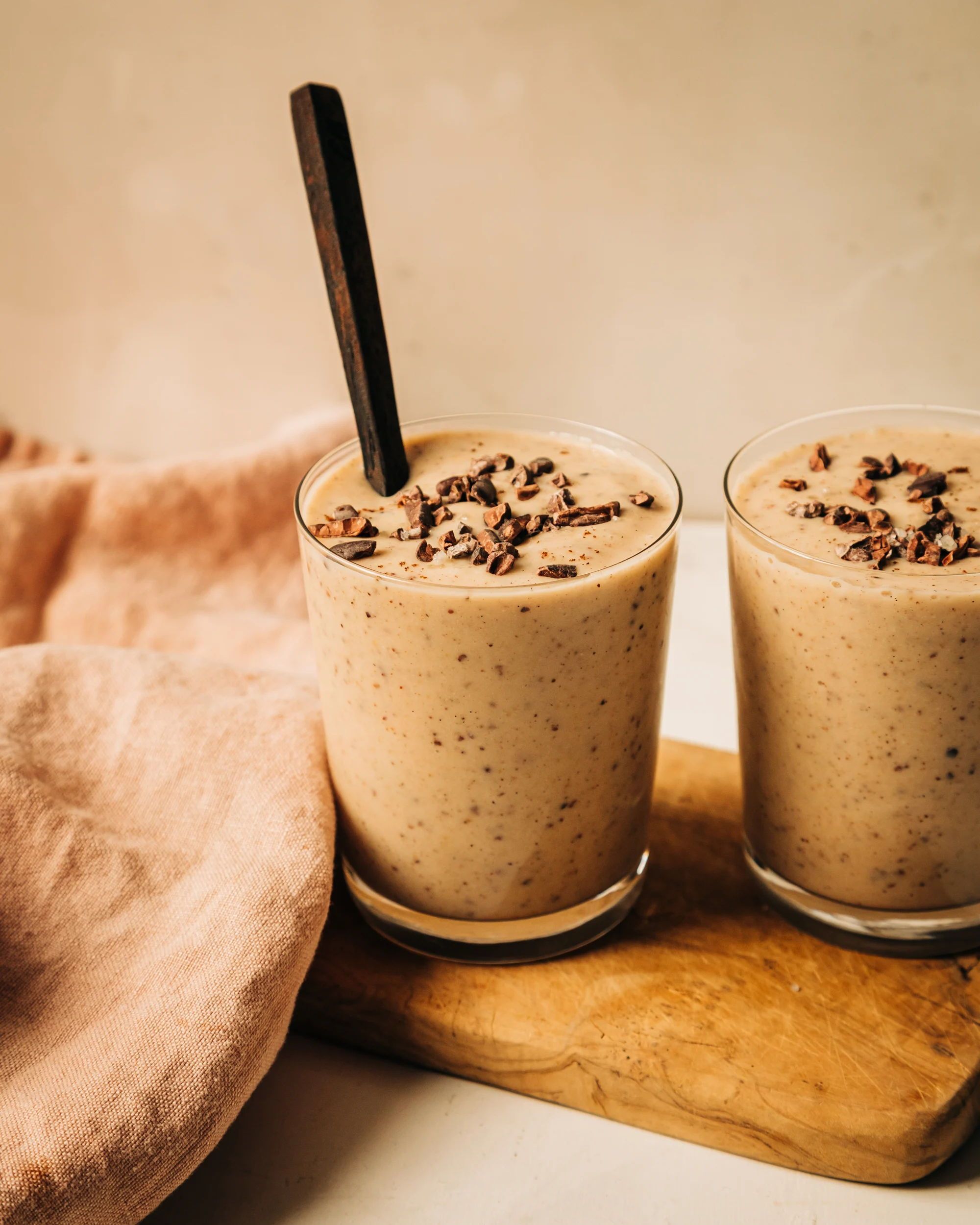 This creamy vanilla chip smoothie is naturally vegan, perfectly sweet, loaded with fragrant vanilla bean powder, cacao nibs, rich cashew and coconut butters, and is thickened with frozen pear instead of banana! We love a healthy banana-free smoothie for breakfast :) Vegan Protein Smoothie, Vanilla Smoothie, Protein Smoothie Recipes, Orange Smoothie, Vegan Smoothies, Breakfast Smoothies, Smoothie Drinks, Smoothie Bowl, Super Smoothies
