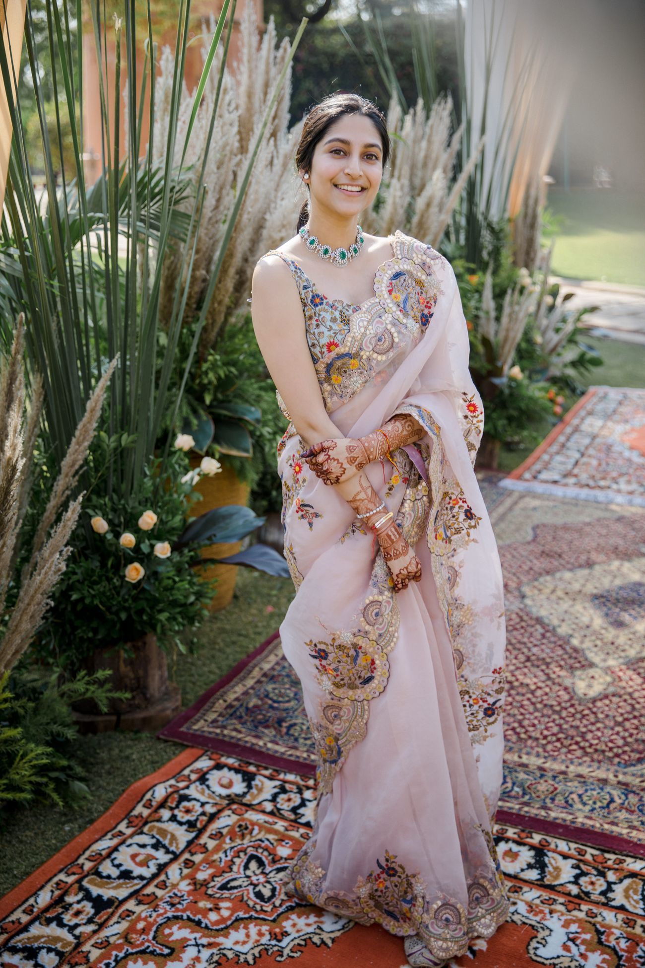 bride in a saree for the mehndi Green Lehenga, Lehenga Choli, Sabyasachi Gown, Kajol Saree, Net Saree, Bollywood Saree, Bollywood Fashion, Anarkali, Saree Trends