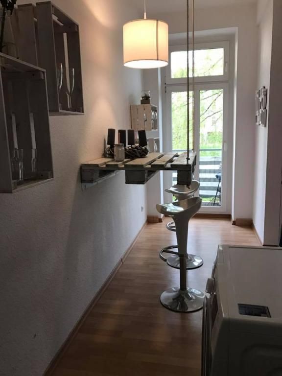 Cooler könnte die Bar Zuhause kaum sein! Ganz einfach aus einer ... Cooler könnte die Bar Zuhause kaum sein! Ganz einfach aus einer ...