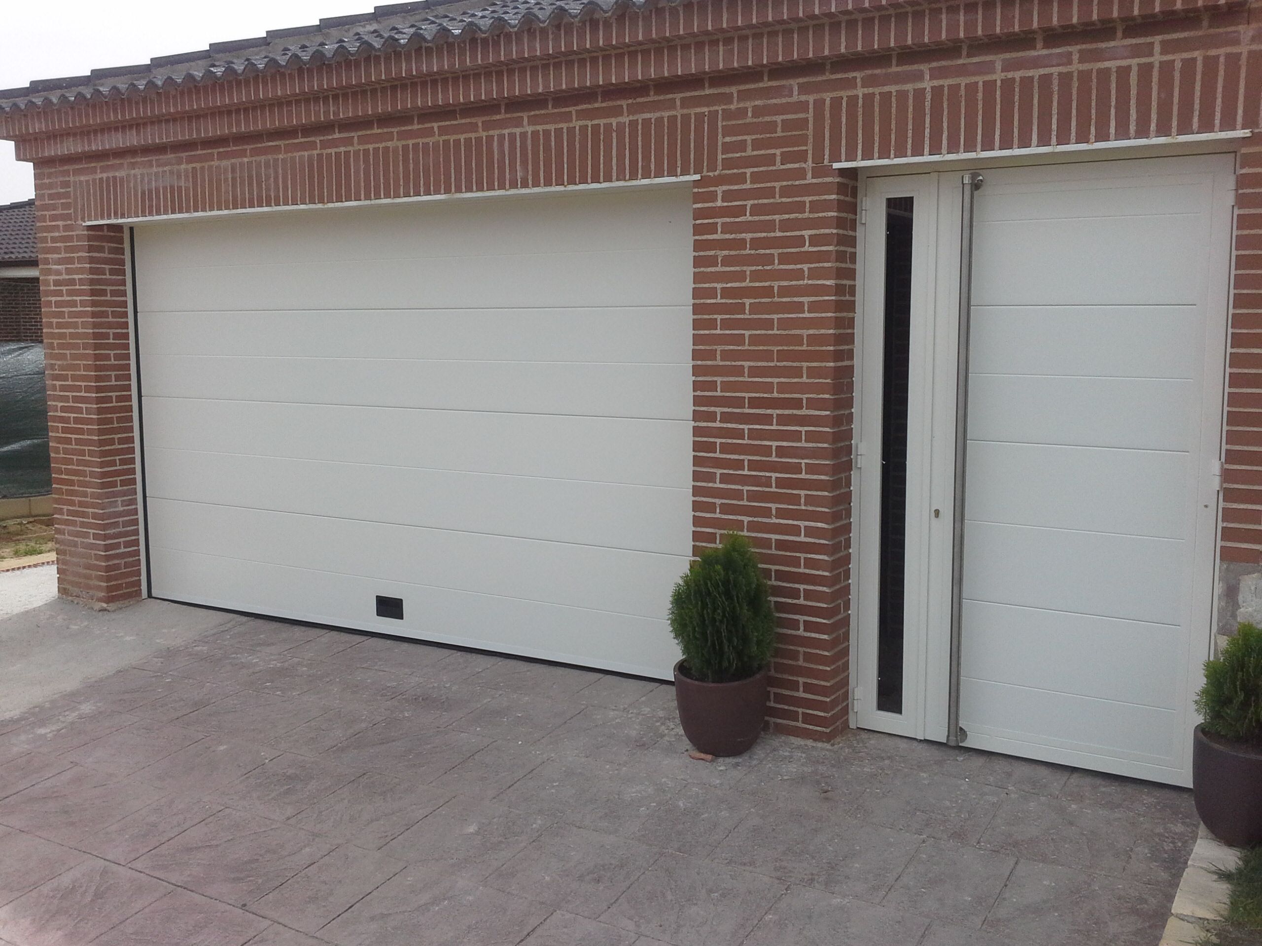 Puerta Automática Seccional Blanca Con Peatonal Haciendo Juego Puertas De Garaje Automaticas Puertas De Garaje Puertas Automaticas