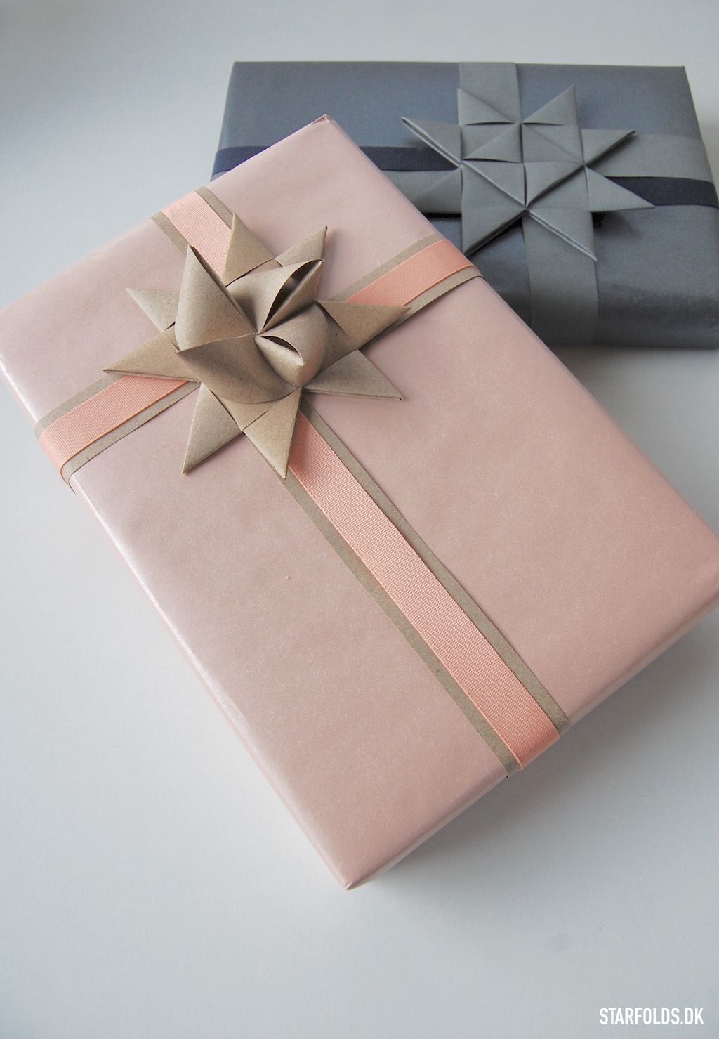 Skab flot gaveindpakning med strimler til julestjerner. Find inspiration her til stilren gaveindpakningen af dette års julegaver. Gift Wraping, Creative Gift Wrapping, Diy Gift Wrapping, Present Wrapping, Christmas Gift Wrapping, Christmas Deco, Wrapping Ideas, Xmas Gifts, Creative Gifts