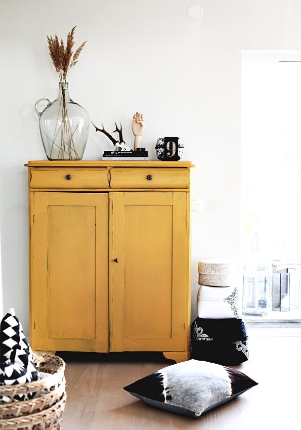 Geel is vrolijk, fris en vooral opvallend. Niet een kleur die je meteen kiest als hoofdkleur in je interieur. Het is een kleur waar je even over na moet denken, maar geel kan zó waanzinnig zijn! Ik schilderde zelf een muur in onze keuken geel. Ik geef je graag veel geel-inspiratie!