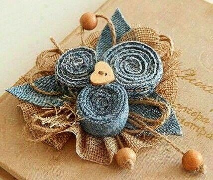 REKLAM VE ÜRÜN TANITIMI 👉DM on Instagram: “Mutlu akşamlar 💐💞🤗 Eski kotlari bu şekilde degerlendirebilirsiniz😍 Kaynak #pinterest . . Youtube kanalım👉 Örgü Tasarım Hobi Link…” Denim Crafts, Burlap Crafts, Yarn Crafts, Felt Crafts, Fabric Crafts, Sewing Crafts, Fabric Flowers Diy, Cloth Flowers, Burlap Flowers