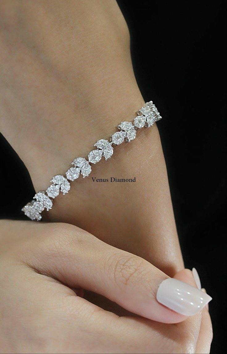 Um dia o CEO Lucca recebe uma carta de ameaça mas não liga, dois dias… #fanfic # Fanfic # amreading # books # wattpad Tennis Bracelet Diamond, Diamond Jewelry, Bracelet Designs, Necklace Designs, Bangle Bracelets, Bangles, Necklaces, Bridal Bracelet, Crystal Bracelets