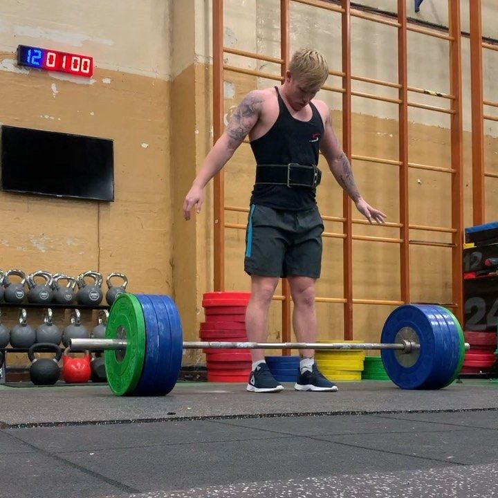 Starting pull day off right with some strength training on deadlifts 💪🏼 160kg here : : : : : : #Per...
