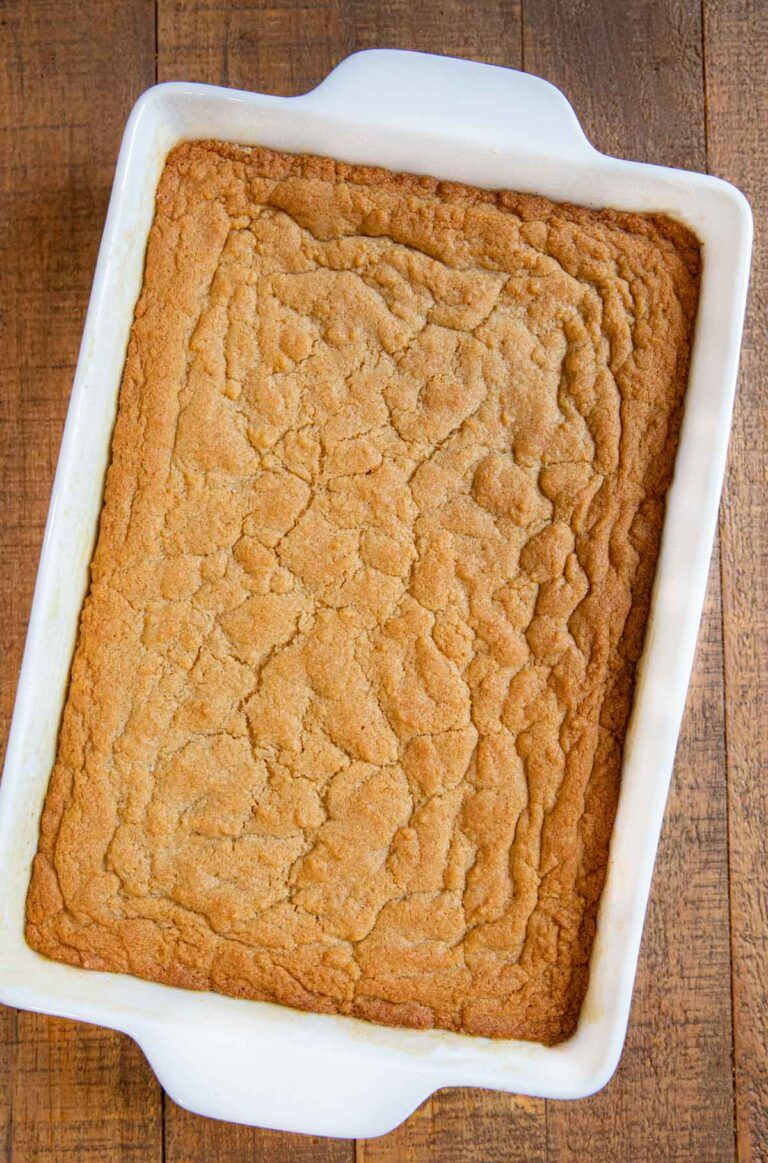 Brown Sugar Brownies Recipe (Chewy & Buttery!) - Dinner, then Dessert Chewy Bread Recipe, Chewy Blondies Recipe, Chewy Brownies, Blondie Brownies, Sweet Recipes Desserts, Brownie Recipes, Just Desserts, Baking Recipes, Baking 101