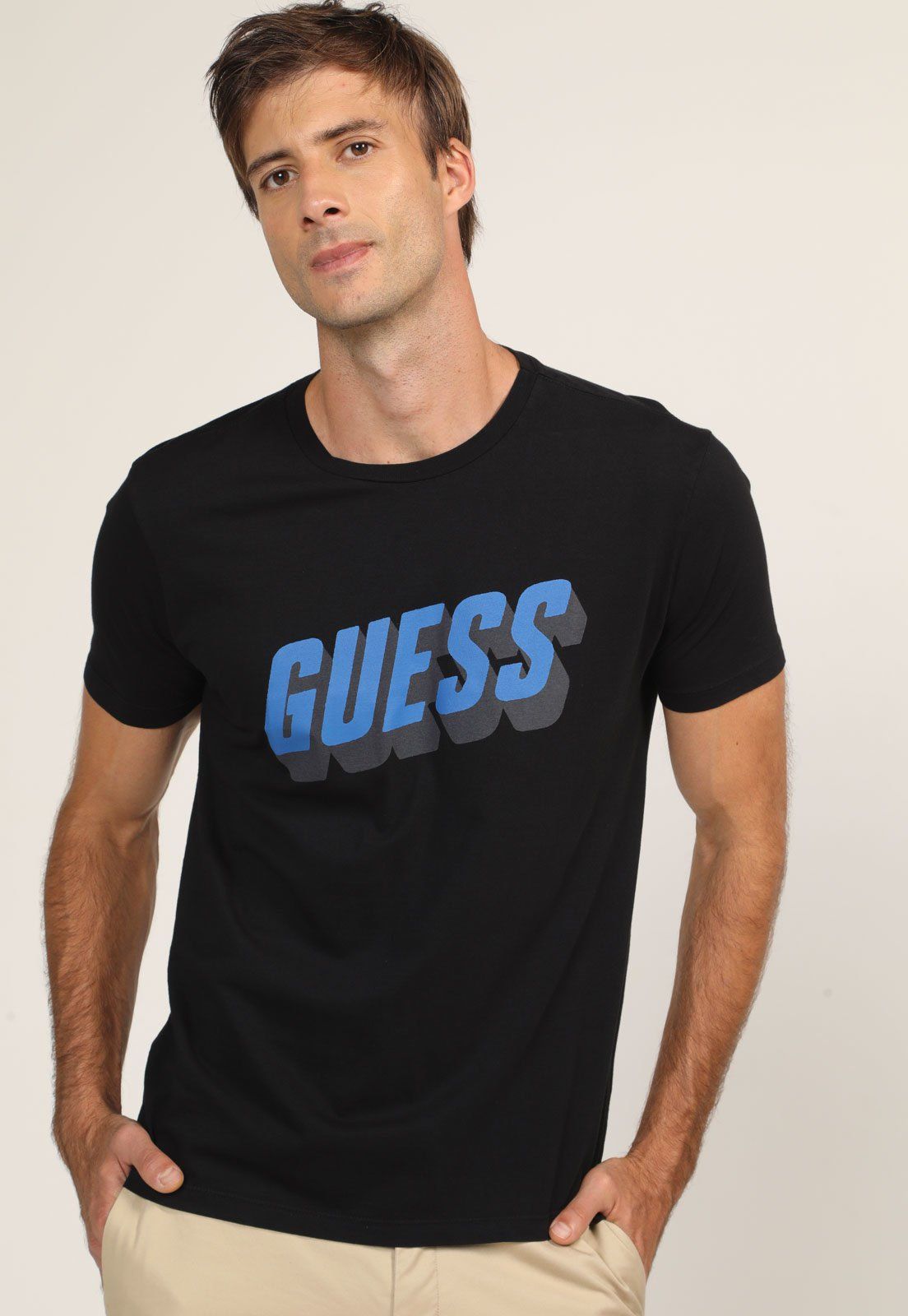 Camiseta Guess Logo PretaModelagem: RetaGola: RedondaManga: CurtaEstampa: LogoMedidas da peça no tamanho M:• Ombro: 14cm• Ombro a ombro: 48cm• Comprimento da manga: 24cm• Largura da manga: 36cm• Comprimento da peça: 74cm• Tórax: 114cm(Medidas sem elasticidade)Medidas do Modelo: Altura: 1,90m/ Tórax: 100cm/ Manequim: 40/42.Clássica E Atemporal: As camisetas são itens indispensáveis em um guarda-roupa moderno! Elas são extremamente curingas, combinam com diversas composições e são perfeitas para d