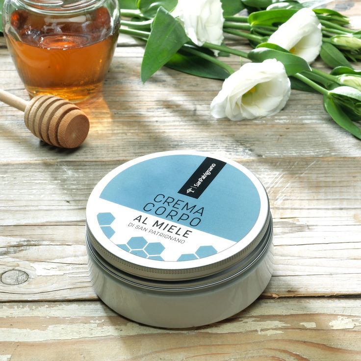 Crema corpo al miele di San Patrignano Crema per il corpo a base del prezioso miele di tiglio prodotto da San Patrignano. Gli estratti biologici di malva, calendula ed echinacea insieme all'olio di mandorle dolci e all'olio di oliva idratano la pelle lasciando una piacevole sensazione di morbidezza. Confezione da 200 ml Indicato per tutte le tipologie di pelle Calendula, Barware, Malva, Prodotto, Beauty, Cream, Beauty Illustration, Tumbler