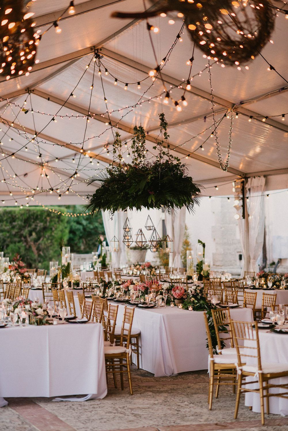 This Brought Wedding Vibes To Their Miami Nuptials This Miami Wedding Glows Up With Reception Lantern Glory Modern Fashion Tropical Palm Fronds And Color Blocked Decor Elements Work Together To