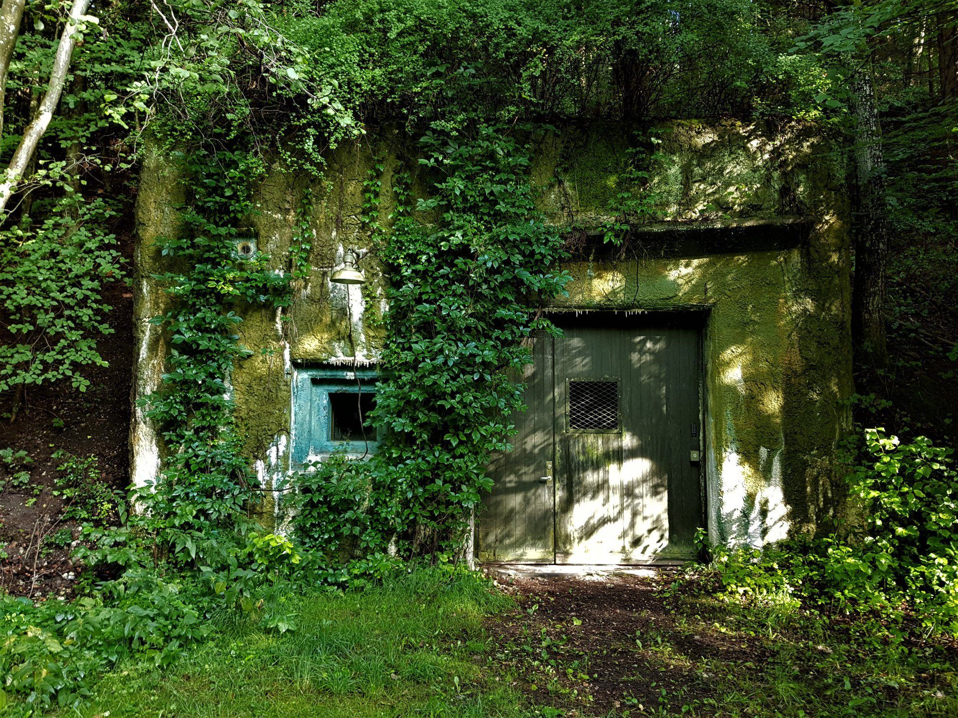 REGAN VEST is an atom-proof bunker located 60 meters underground in Rold Forest. It was to be a civilian place of work and residence for the Danish government, royal house, etc. in a military emergency. From here, the civilian crisis management of Denmark would take place. Areas for the site where the bunker was to be located were purchased in 1961 and the finished bunker was put into service in 1969. In 2012, it was released by the emergency.
#ReganVest #ColdWar #RoldSkov #Koldkrig #Denmark Places In Europe, Places Around The World, Abandoned Buildings, Abandoned Places, Era Nuclear, Nuclear War, Secret Bunker, Fallout, Bunker Hill Monument