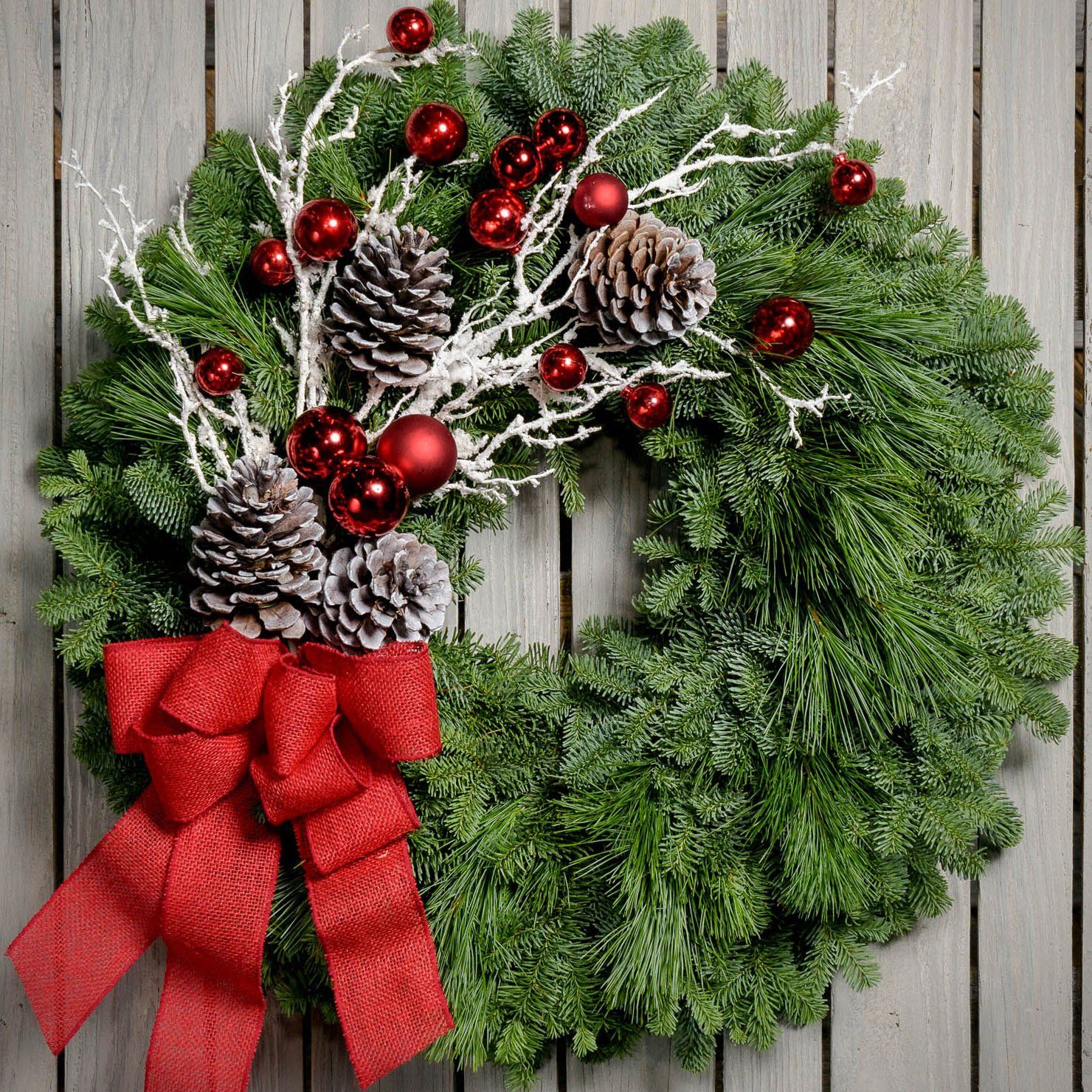 Burlap Christmas Tree, Unique Christmas, Country Christmas, Christmas Balls, Holiday Wreaths, Christmas Tree Ornaments, Christmas Time, Christmas Decorations, Holiday Decor