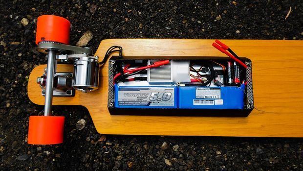 Skateboard Diy, Diy Electric Skateboard, Skateboard Design, Longboard Design, Longboard Decks, Diy Electronics, Electronics Projects, E Skate, Solar Energy Projects