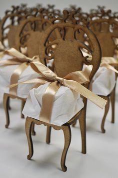 Nosso assunto de hoje é um doce tradicional de casamento e que promete dar muita sorte aos noivos e seus convidados! Vamos falar sobre os deliciosos bem casados, seus sabores, variações, embalagens e etc. O doce bem casado surgiu há mais de 100 anos atrás em Portugal. É o doce que não pode faltar nos … Wedding Souvenirs, Wedding Favours, Diy Wedding, Wedding Bridal, Party Favors, Wedding Party, Chocolate Favors, Chocolate Decorations, Chocolate Gifts