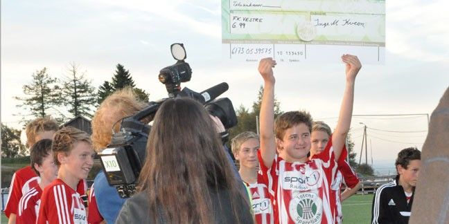 Petter er lagkamerat på lik linje. Da Norge møtte Island til fotballandskamp på Ullevål stadion tirsdag kveld, var FK Vestre G-14 på plass på tribunen. Det var belønningen for hvordan de inkluderer lagkamerat Petter Dotseth. http://www.ergostart.no