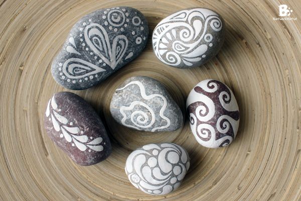 painted pebbles and stones / bemalte Steine #Kieselsteine #Steine #malen #bemalen #Briefbeschwerer #painted #rocks #stones #pebbles #Handschmeichler #DIY #Geschenk #Geschenke #gifts #bemaltesteine