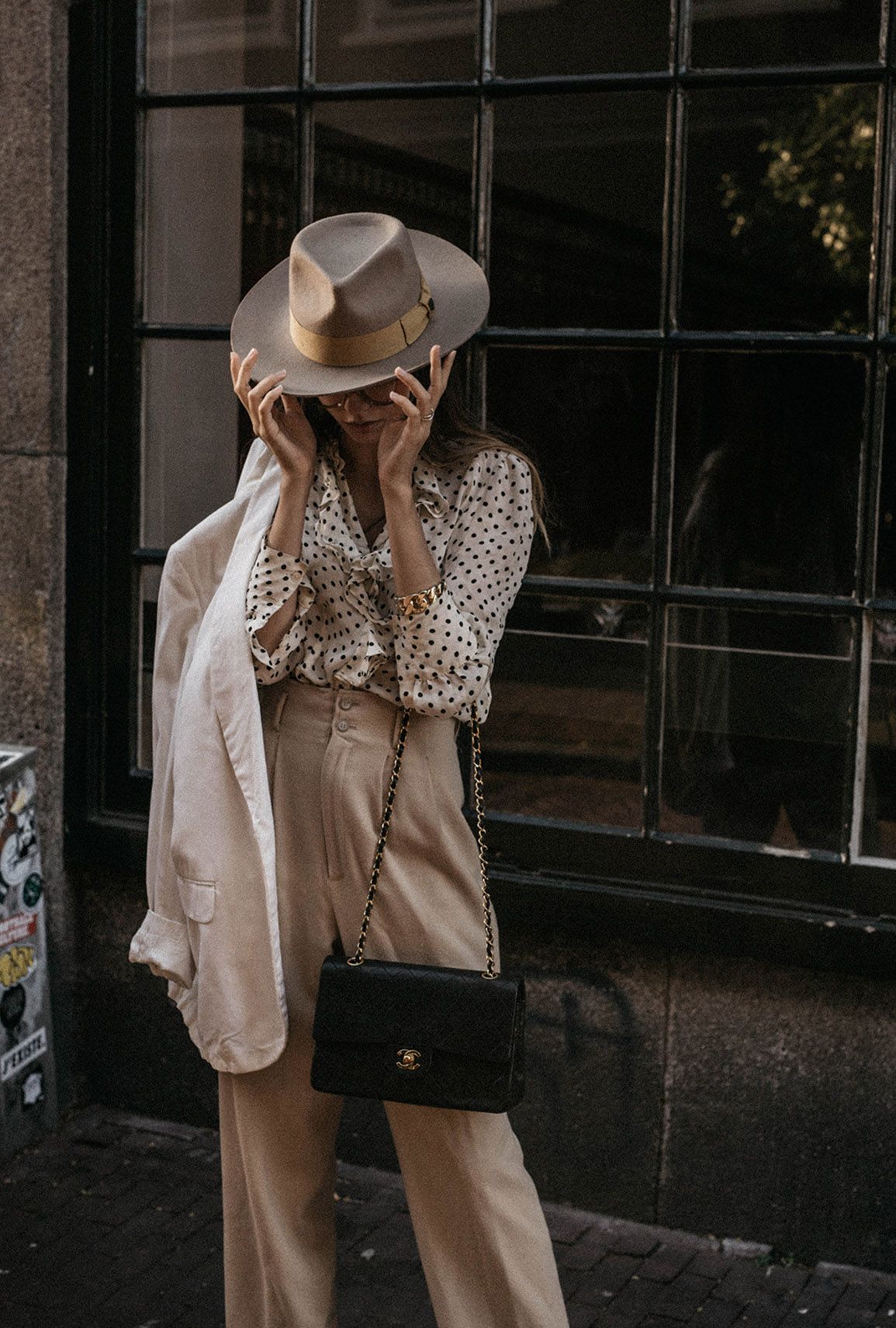 Some 70's style vibes plus big oversized Gucci alike glasses plus a ruffled blouse and all thrown together into yet another version of a perfect masculine outfit Winter Outfits Street Style, New Street Style, Looks Street Style, Casual Street Style, Looks Style, Casual Chic, Street Styles, 70's Style, Casual Style