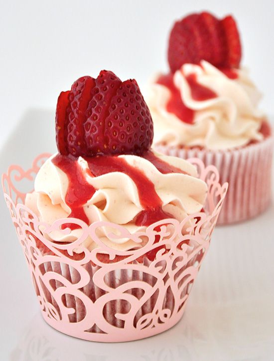 Cupcakes de Morango Yummy Treats, Sweet Treats, Yummy Food, Delicious, Sweet Cupcakes, Yummy Cupcakes, Strawberry Cupcakes, Strawberry Tea, Strawberry Buttercream