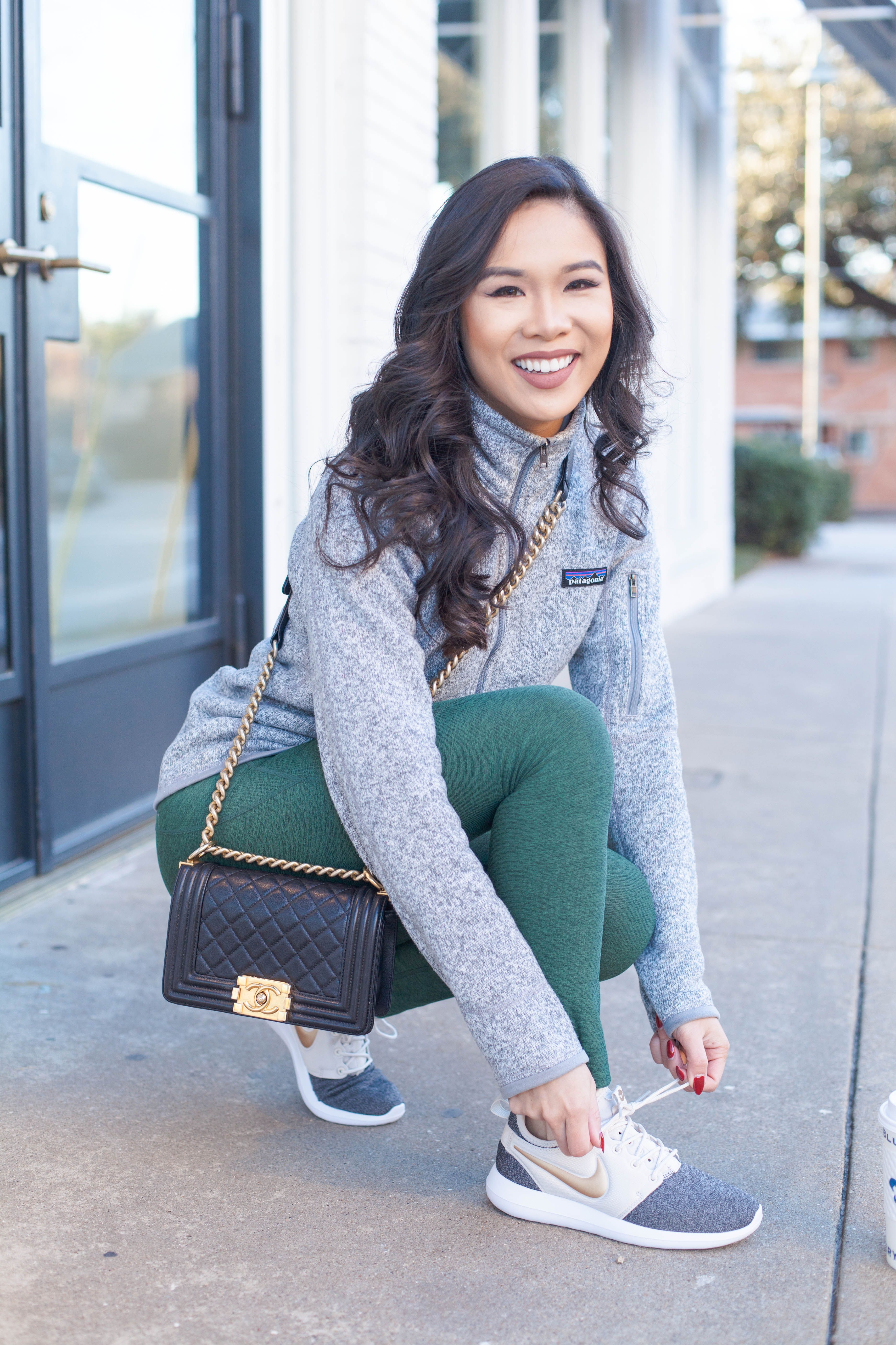 Sporty winter look with a cozy pullover and cute sneakers Athleisure