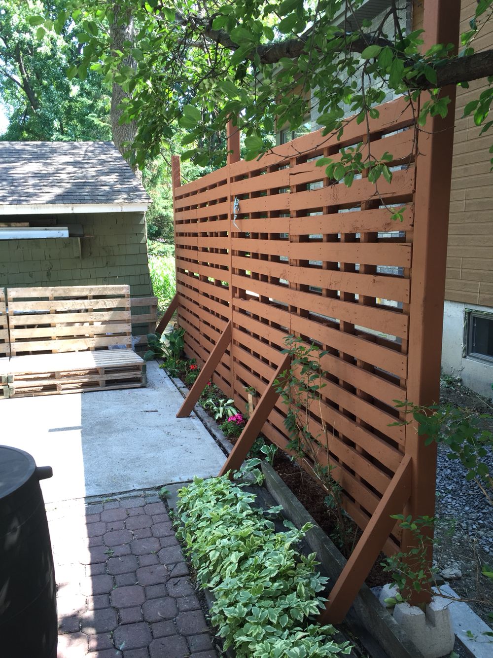 Using pallets for privacy | Diy pergola