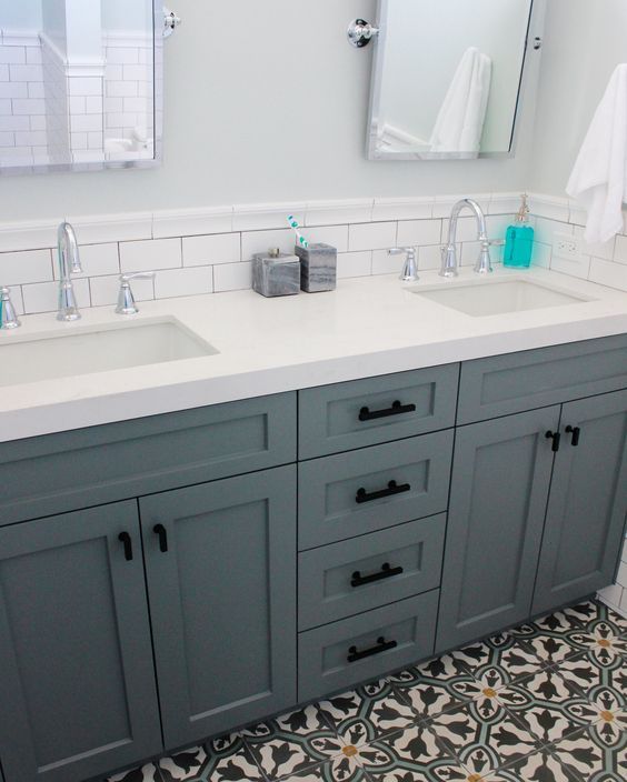 Beach house bathroom remodel frosty carrina quartz counter tops ... Badeværelse cement
